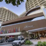 Área de lazer de hotel na orla de Copacabana, no Rio de Janeiro, com vista para a praia