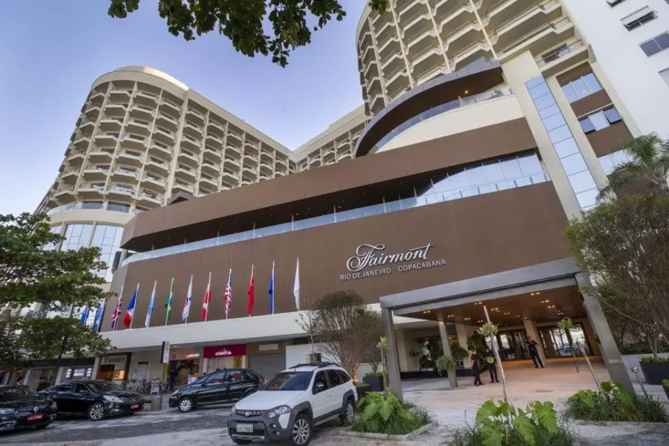 Área de lazer de hotel na orla de Copacabana, no Rio de Janeiro, com vista para a praia