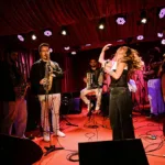 Músicos em apresentação no palco do Manouche, no Jardim Botânico, durante edição do projeto Jammouche