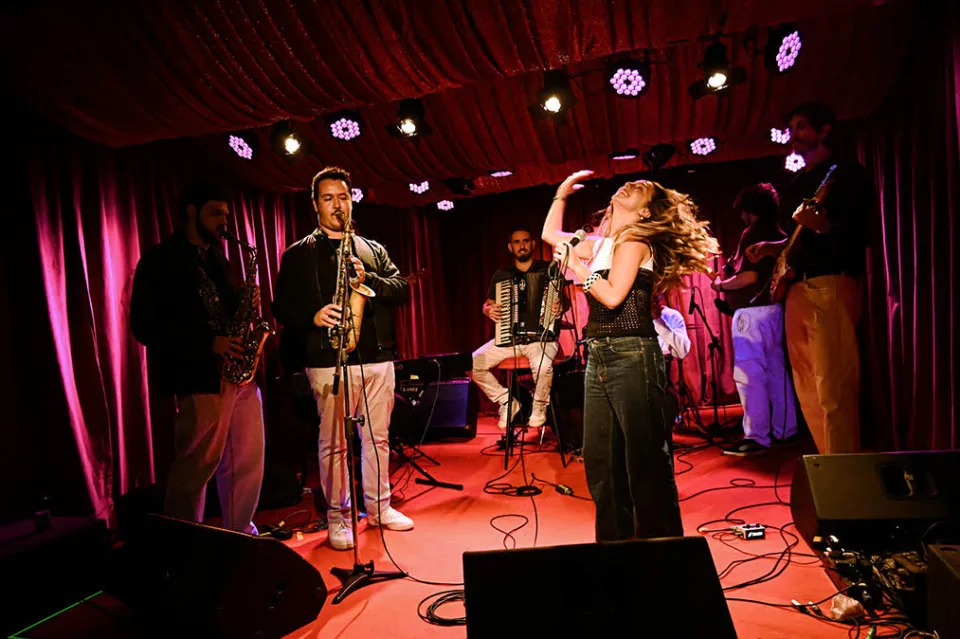 Músicos em apresentação no palco do Manouche, no Jardim Botânico, durante edição do projeto Jammouche