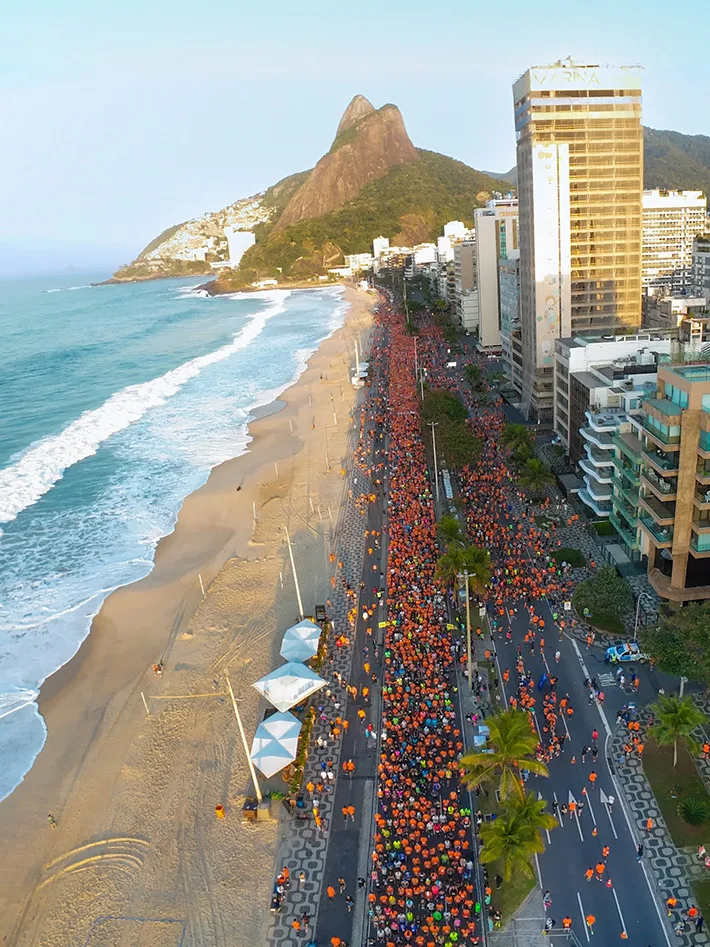 Corredores durante a Meia Maratona Internacional do Rio de Janeiro, prova que percorre a orla da Zona Sul carioca
