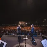 Público reunido na areia da Praia de Copacabana durante concerto do Orquestra Ouro Preto Vale Festival