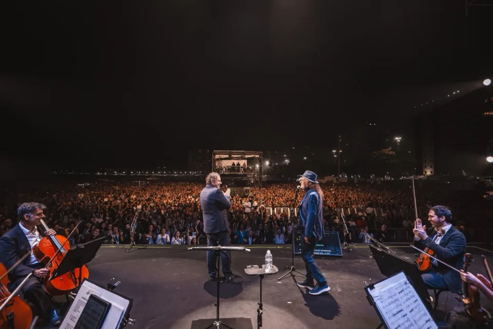 Público reunido na areia da Praia de Copacabana durante concerto do Orquestra Ouro Preto Vale Festival
