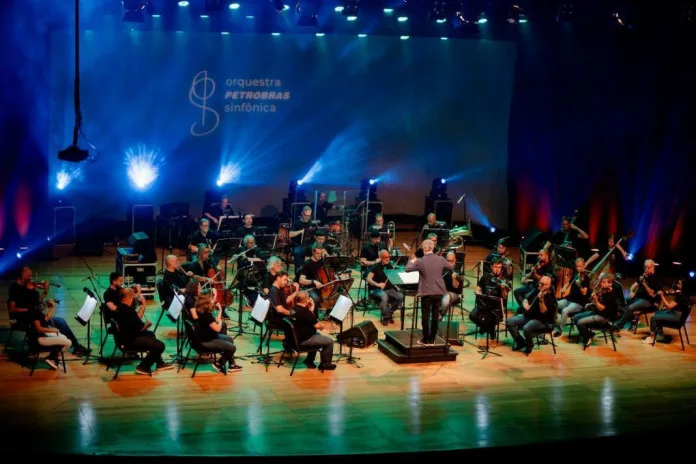 Músicos da Orquestra Petrobras Sinfônica durante apresentação ao ar livre no Rio de Janeiro