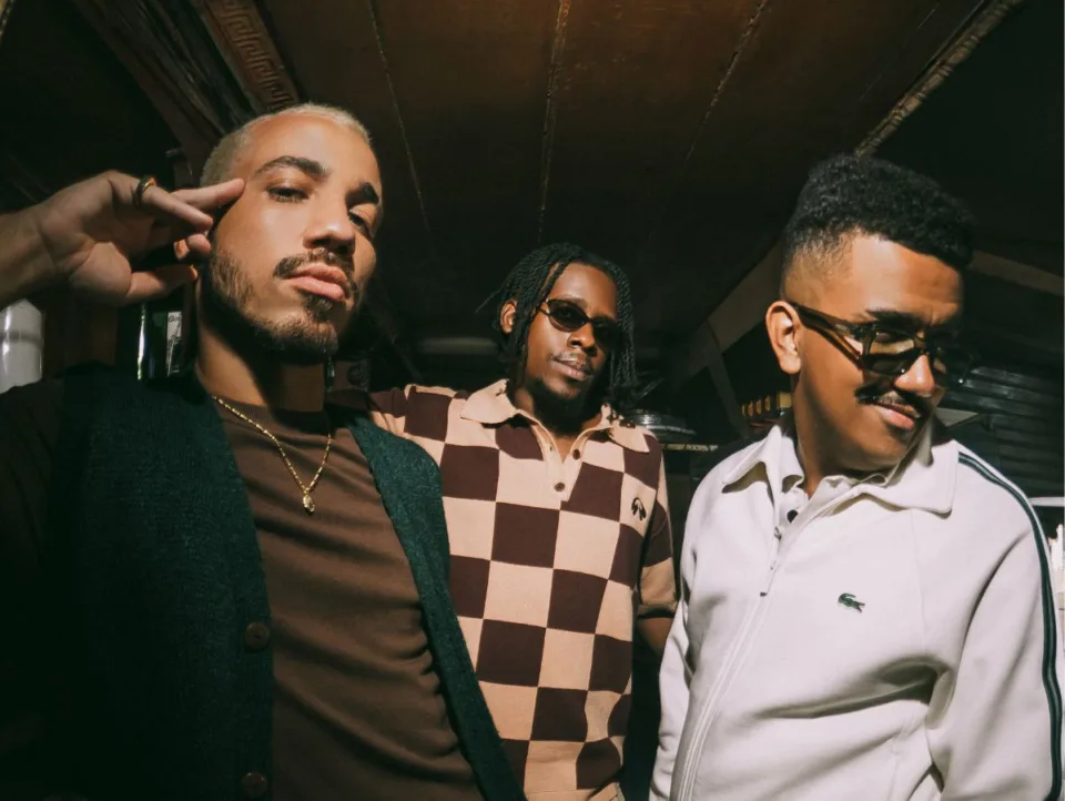 O trio Os Garotin, que apresenta a turnê Força da Juventude no Circo Voador, na Lapa, no Rio de Janeiro