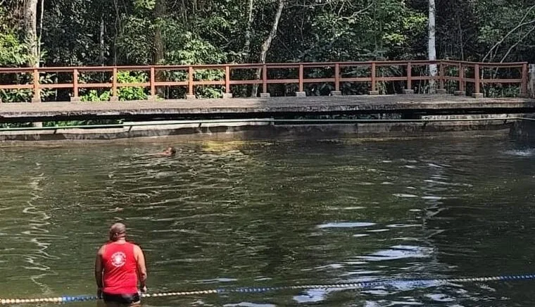Piscina de água natural do Parque Natural Municipal da Serra do Mendanha, em Bangu, no Rio de Janeiro