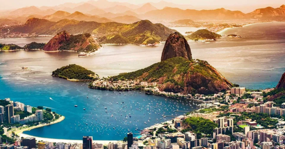 Vista do Pão de Açúcar e da orla do Rio de Janeiro, destino brasileiro mais vendido a turistas estrangeiros