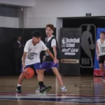 Jovens atletas em quadra durante seletiva do NBA Basketball School Next Gen Clinic 2026