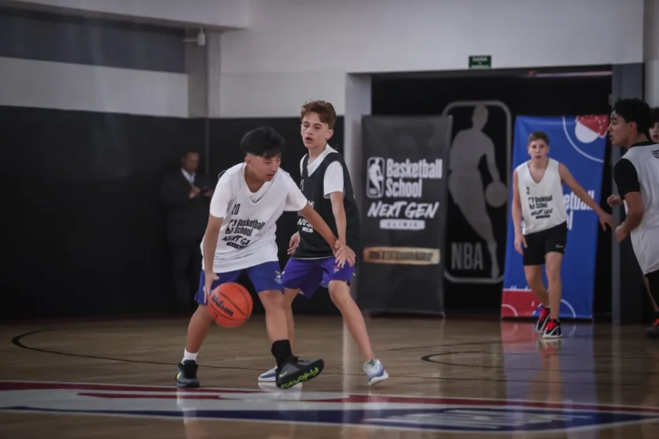 Jovens atletas em quadra durante seletiva do NBA Basketball School Next Gen Clinic 2026