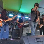 Público assiste a show do Rock 80 Festival na Praça Luís de Camões, na Glória, no Rio de Janeiro