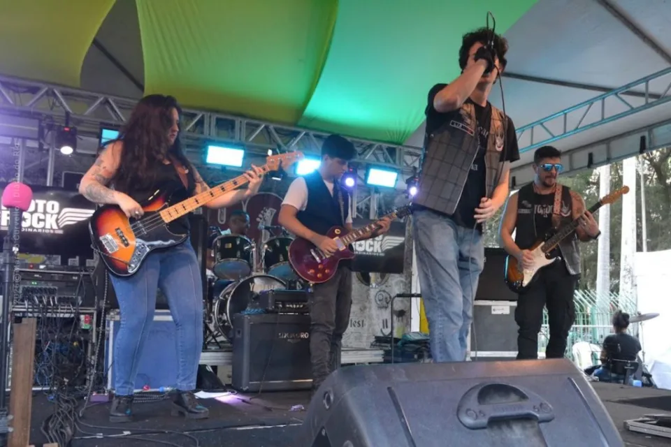 Público assiste a show do Rock 80 Festival na Praça Luís de Camões, na Glória, no Rio de Janeiro