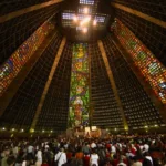Vitrais coloridos da Catedral Metropolitana do Rio de Janeiro, tema da exposição Olhos de Ver 2026 na Semana do Patrimônio Cultural