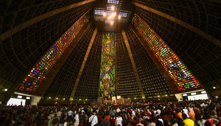 Vitrais coloridos da Catedral Metropolitana do Rio de Janeiro, tema da exposição Olhos de Ver 2026 na Semana do Patrimônio Cultural