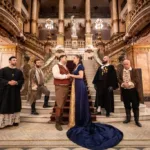Apresentação do projeto Ópera do Meio-Dia na escadaria interna do Theatro Municipal do Rio de Janeiro