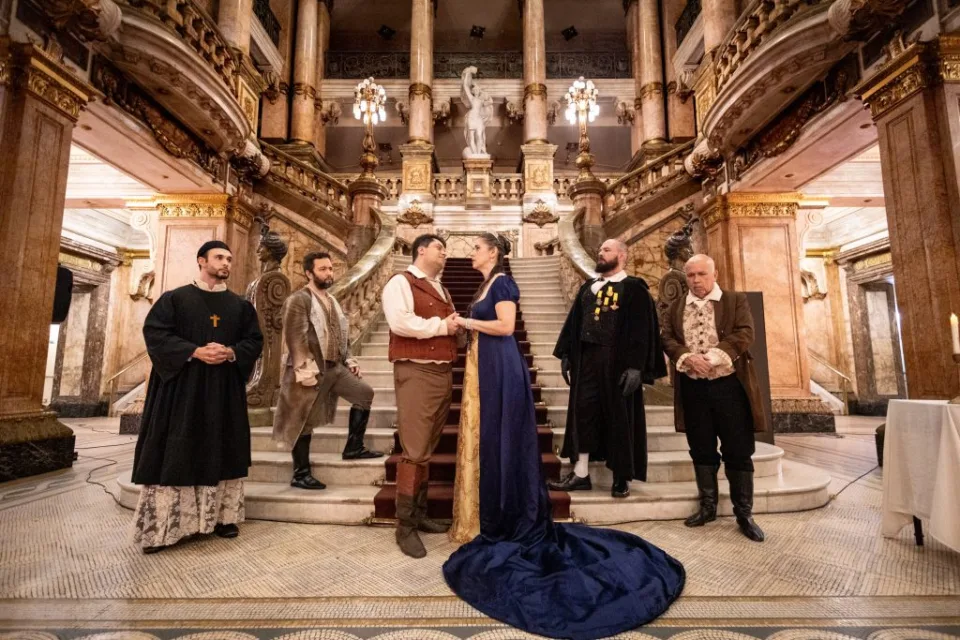 Apresentação do projeto Ópera do Meio-Dia na escadaria interna do Theatro Municipal do Rio de Janeiro