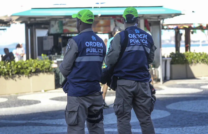 Agentes municipais em operação do programa Tolerância Zero nas ruas da Zona Sul do Rio de Janeiro