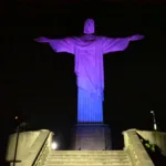 Cristo Redentor iluminado com as cores do Rio Innovation Week na véspera da abertura do evento