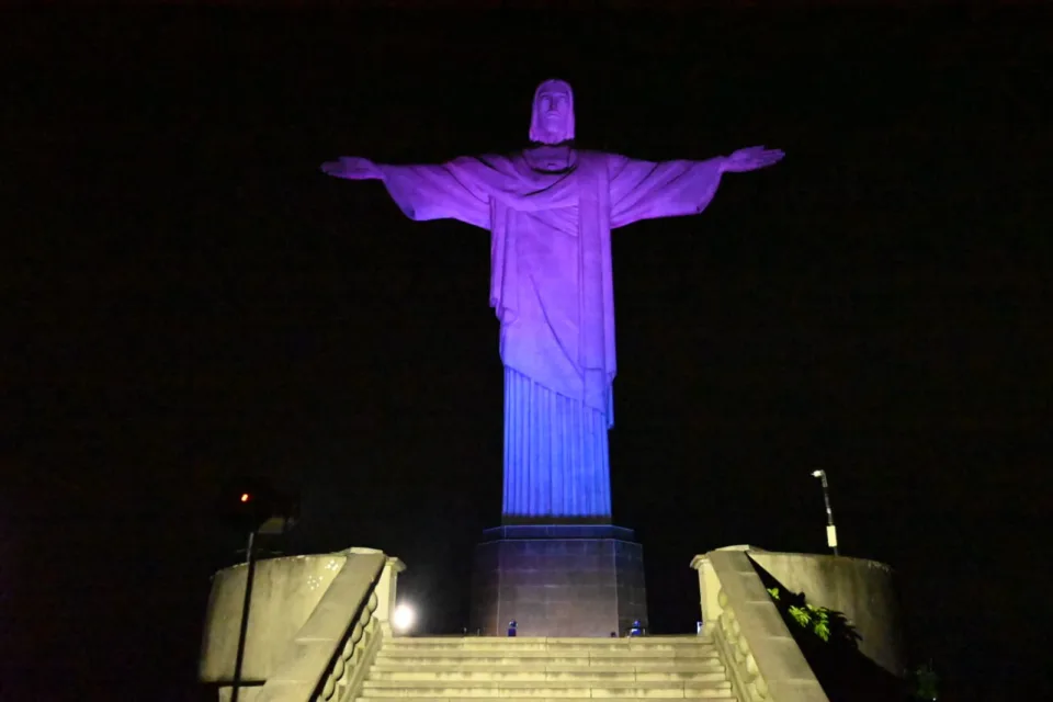 Cristo Redentor iluminado com as cores do Rio Innovation Week na véspera da abertura do evento