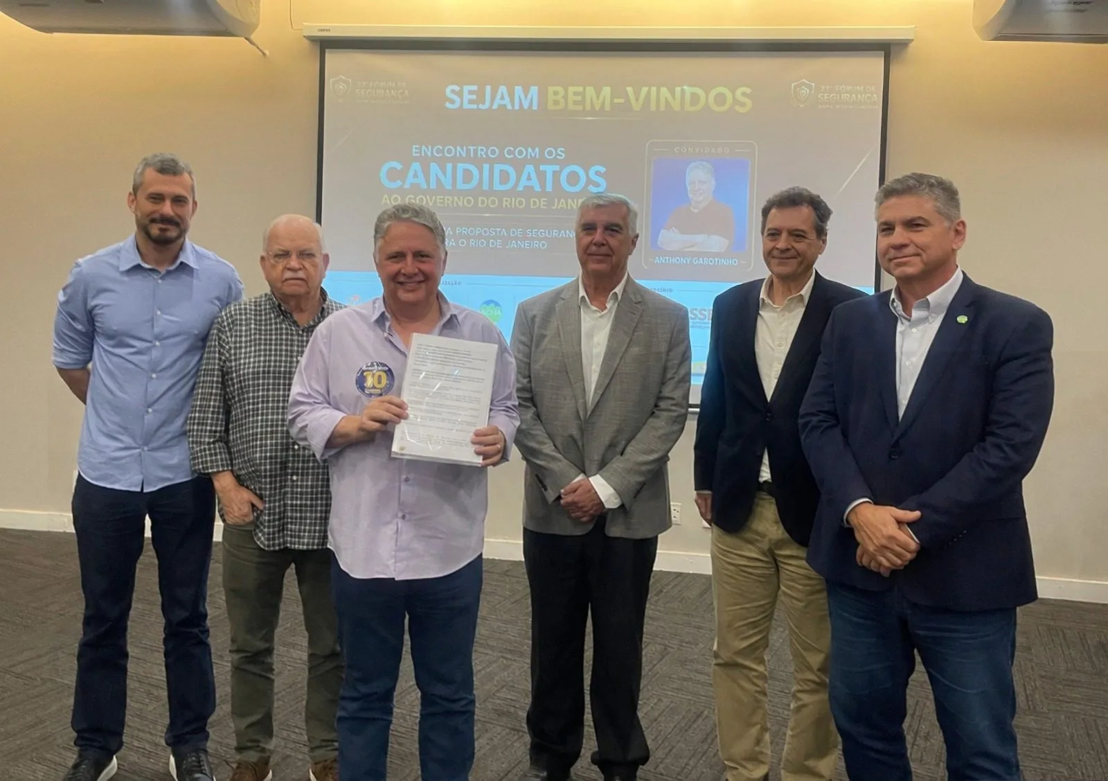 Dirigentes do HotéisRIO e da ACIR ao lado do candidato Anthony Garotinho na 23ª edição do Fórum de Segurança, no Rio de Janeiro