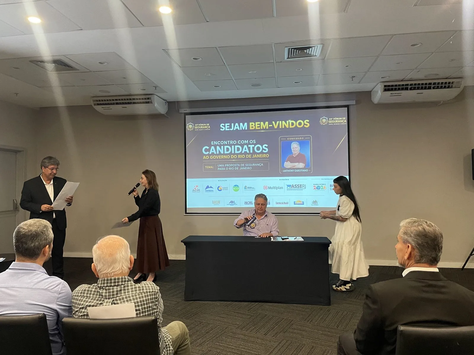 Abertura da 23ª edição do Fórum de Segurança do HotéisRIO e da ACIR, com o telão de boas-vindas do encontro com os candidatos
