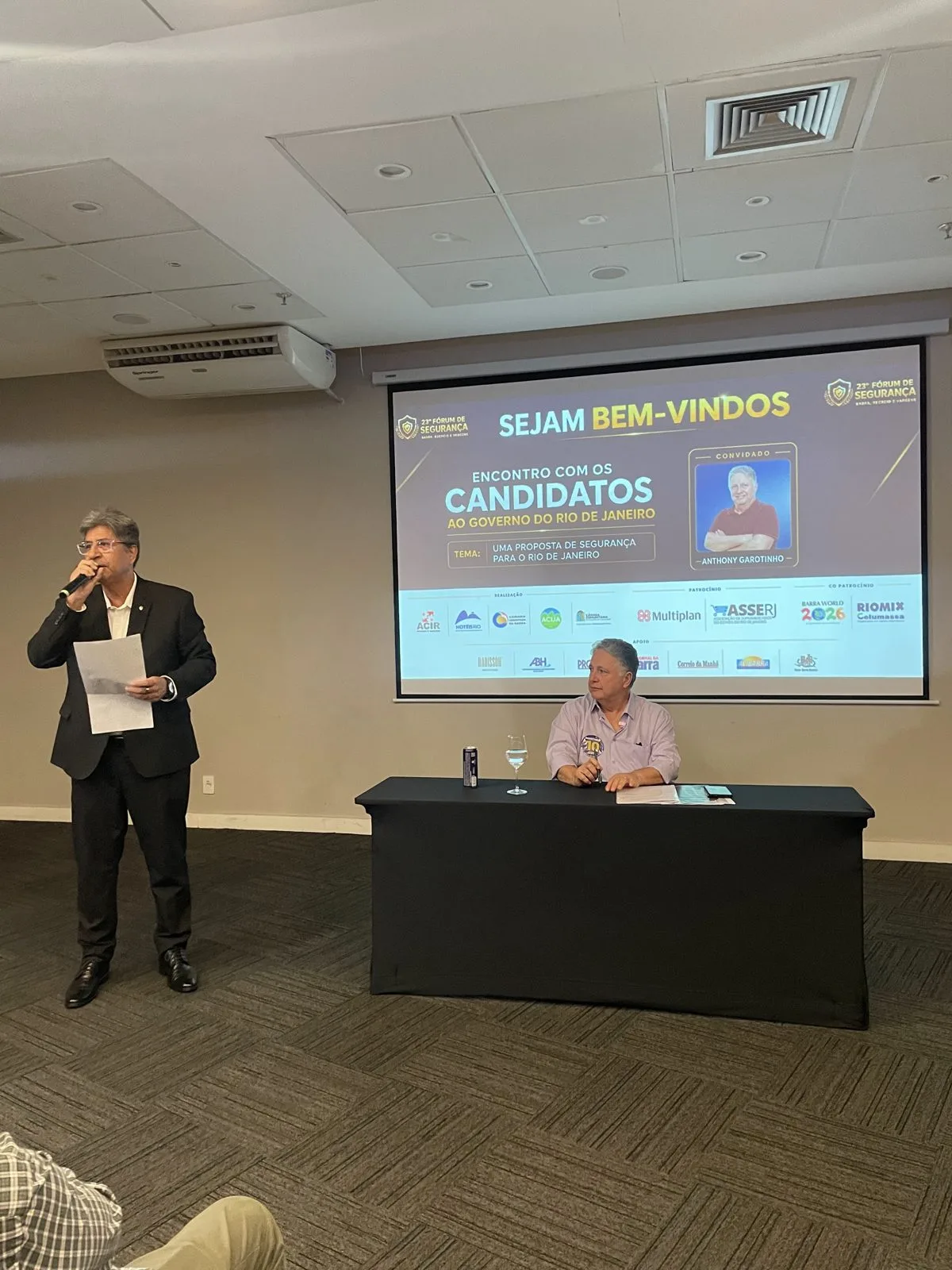 Representante do HotéisRIO faz a abertura do encontro com candidato ao governo do estado do Rio de Janeiro
