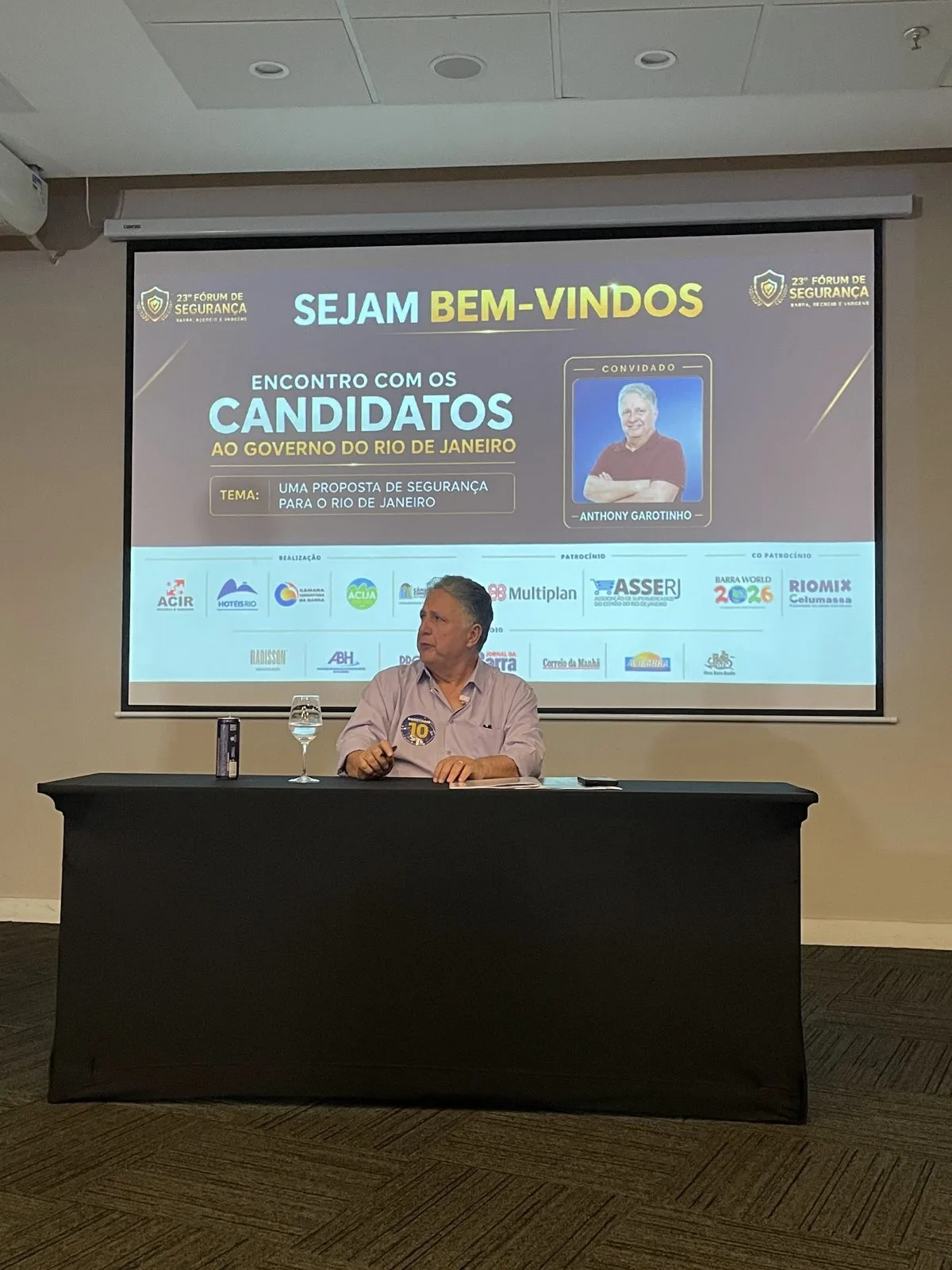 Anthony Garotinho à mesa durante o encontro com candidatos ao governo do estado no Fórum de Segurança do HotéisRIO