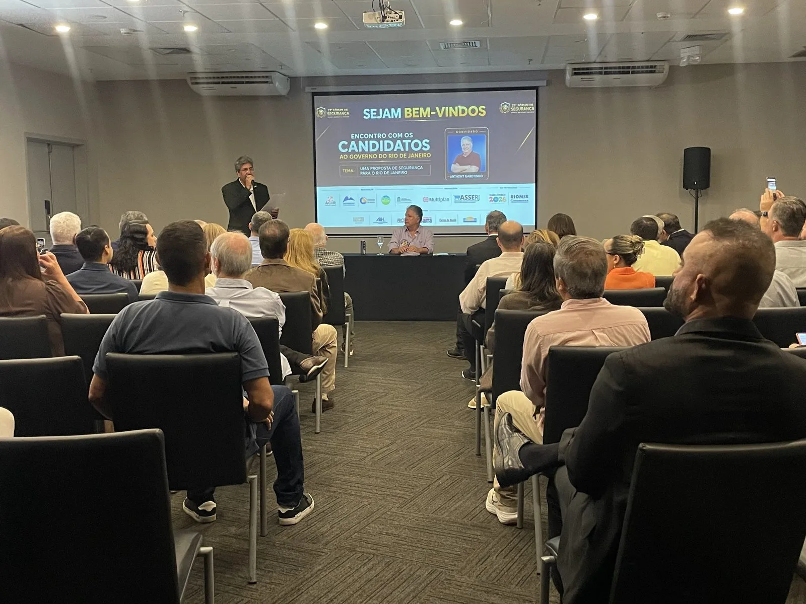 Plateia acompanha a apresentação das propostas de segurança na 23ª edição do Fórum de Segurança do HotéisRIO e ACIR