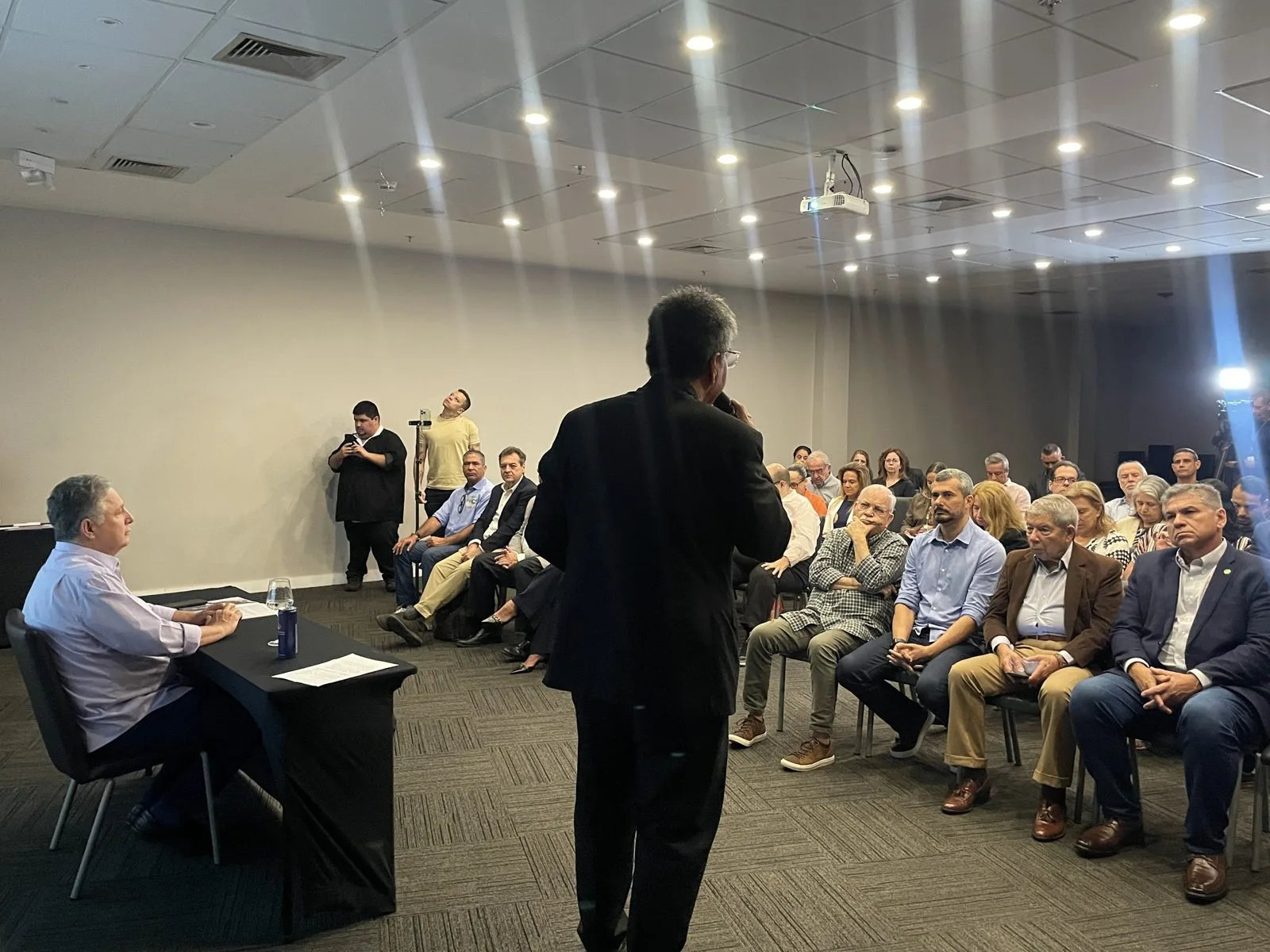 Participante faz pergunta ao candidato durante o Fórum de Segurança do HotéisRIO e da ACIR