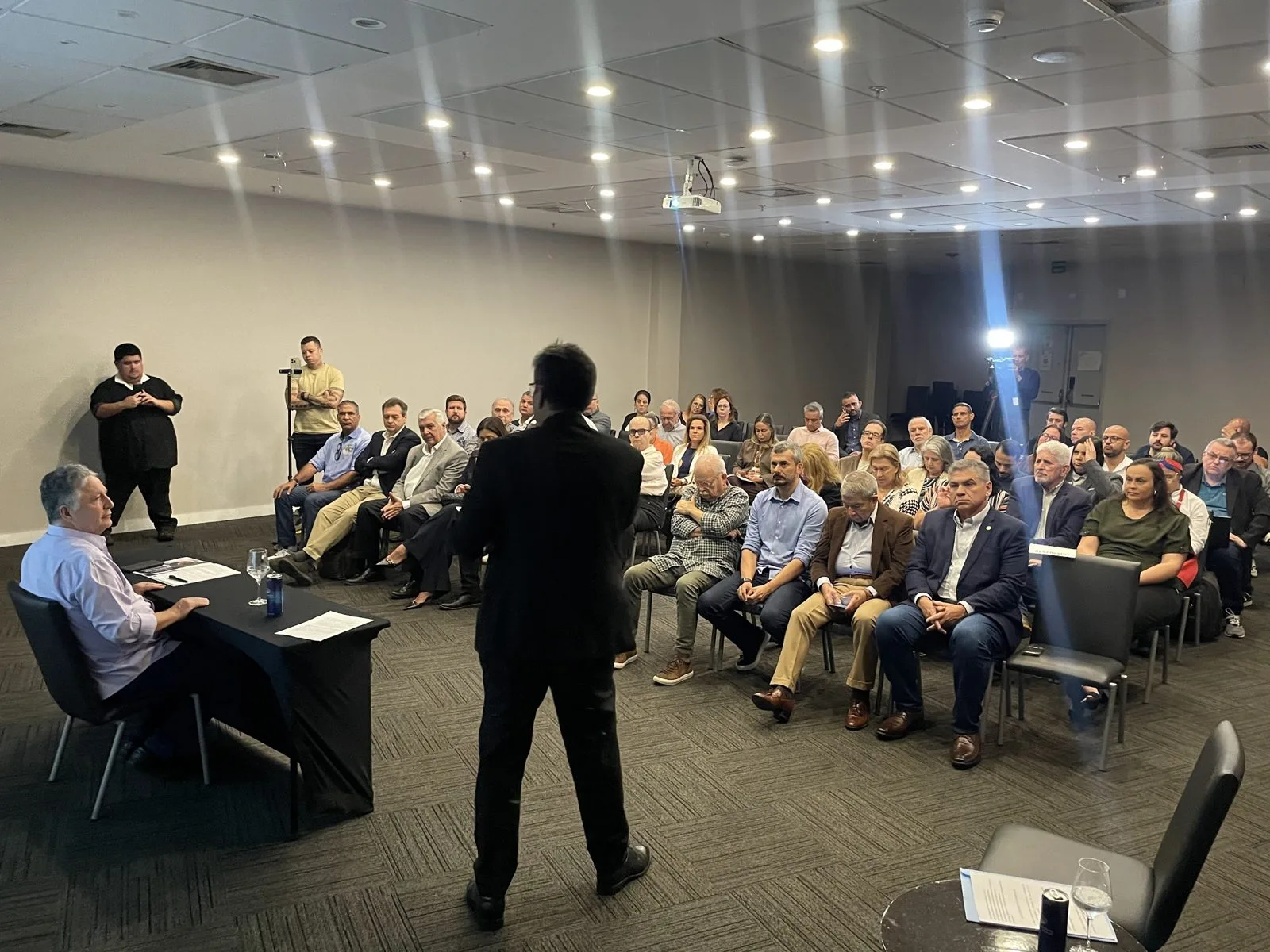 Hoteleiros e empresários acompanham o debate sobre segurança pública no Rio de Janeiro