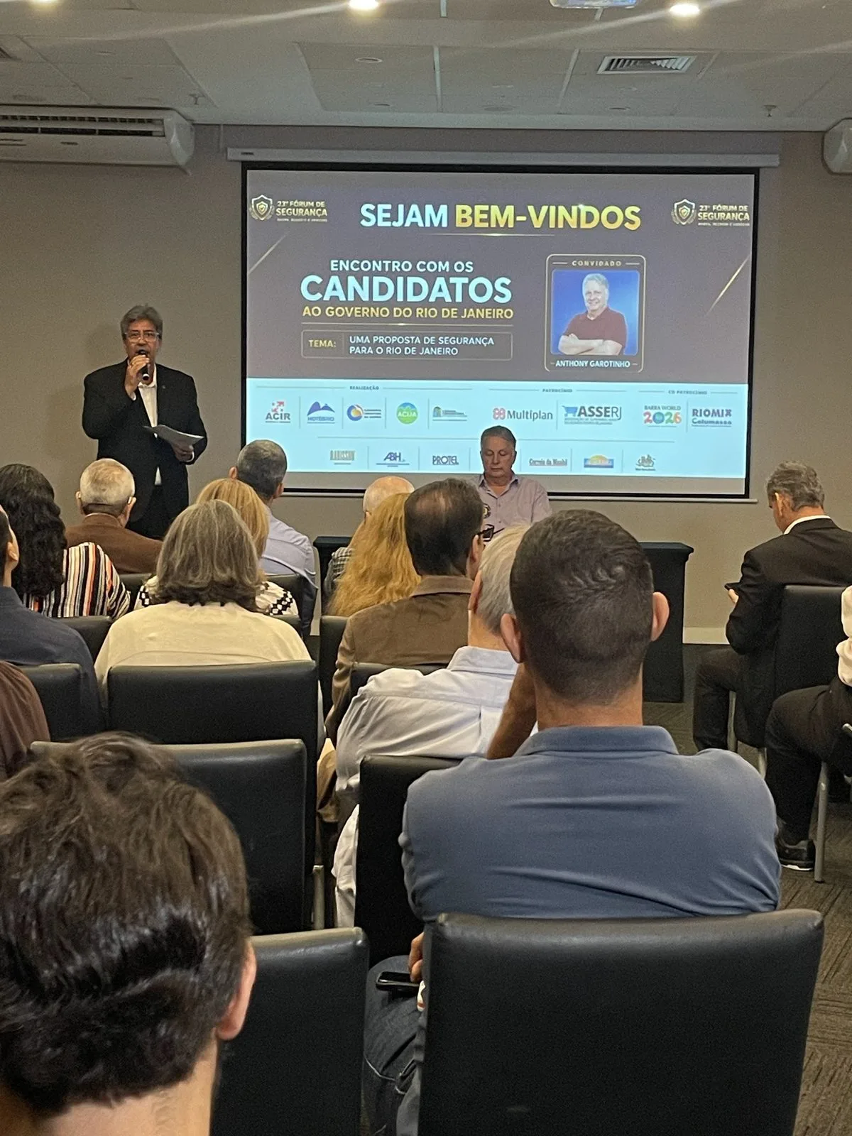 Mediação do encontro com Anthony Garotinho na 23ª edição do Fórum de Segurança do HotéisRIO