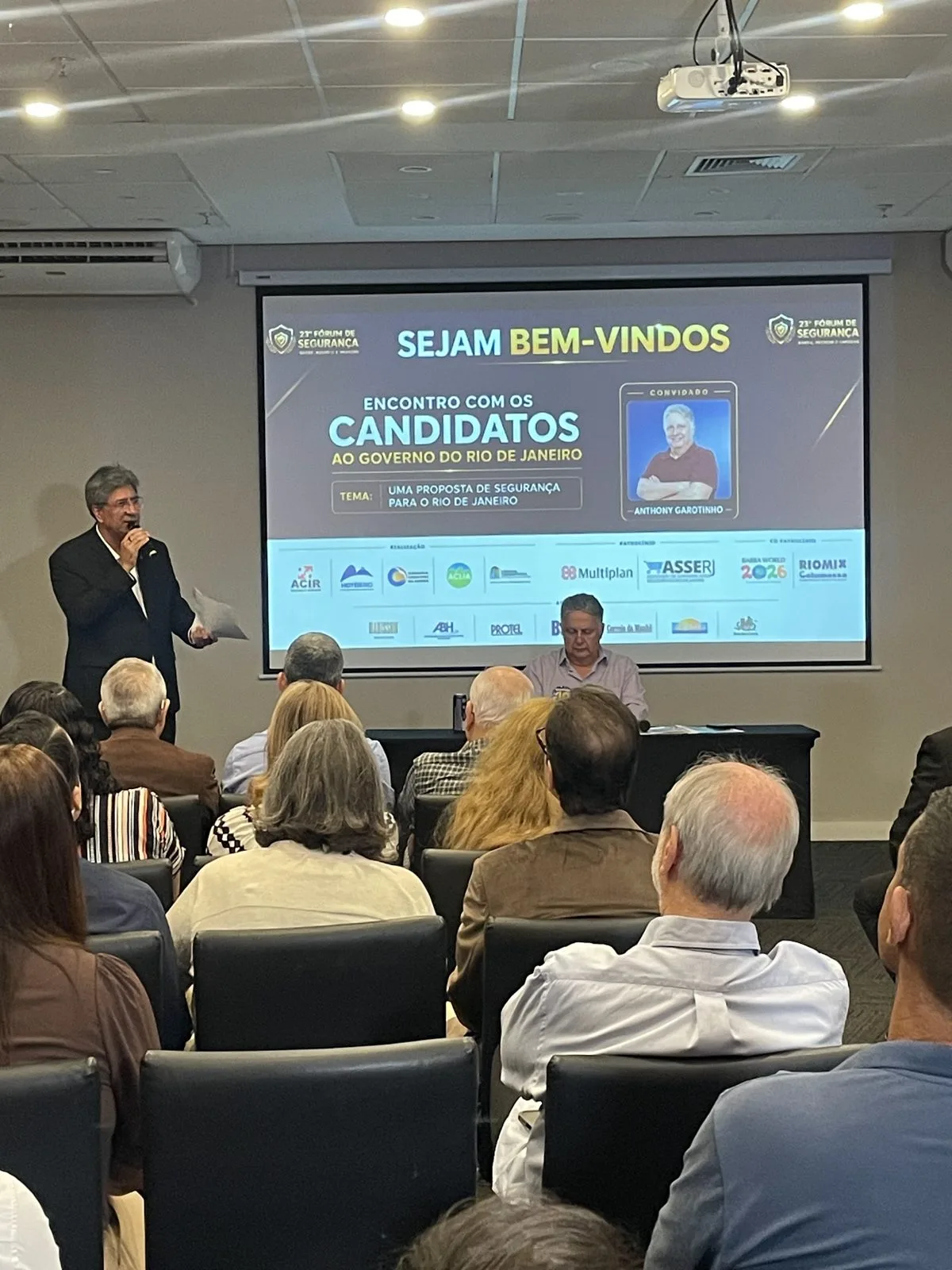 Representante do HotéisRIO conduz o encontro com candidatos ao governo do Rio de Janeiro