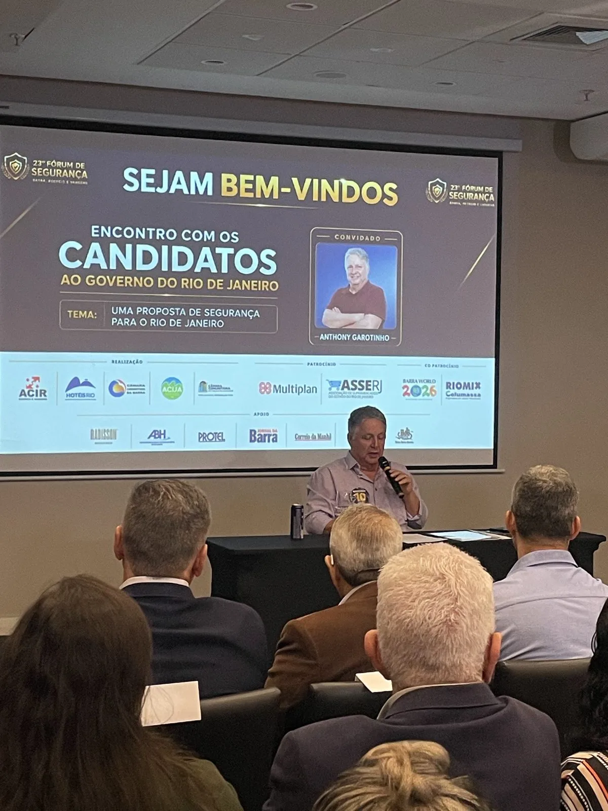 Candidato Anthony Garotinho responde a perguntas no Fórum de Segurança do HotéisRIO e da ACIR