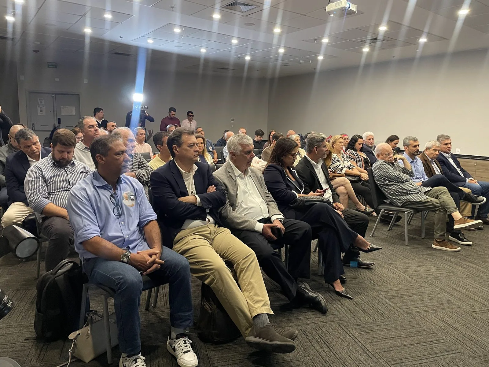 Público de hoteleiros, empresários e moradores acompanha o encontro sobre segurança no Rio de Janeiro