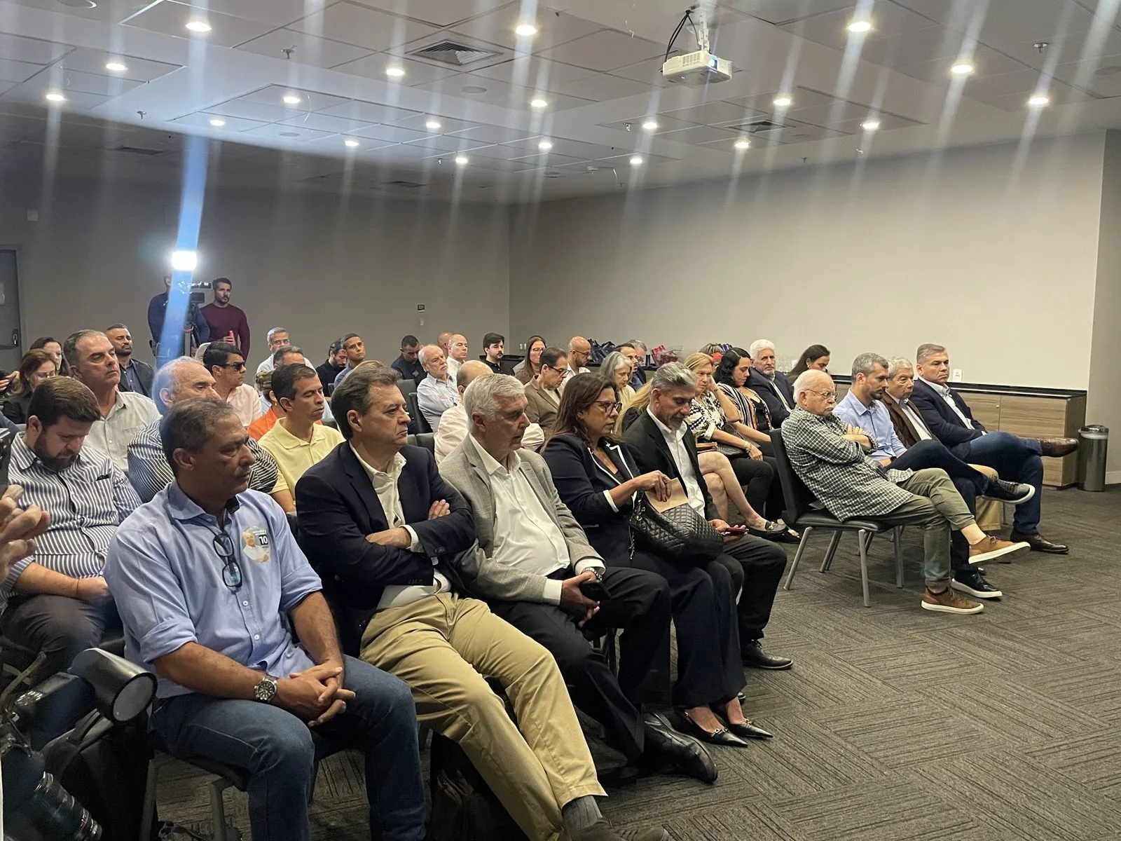 Participantes acompanham as propostas de segurança pública apresentadas no Fórum de Segurança