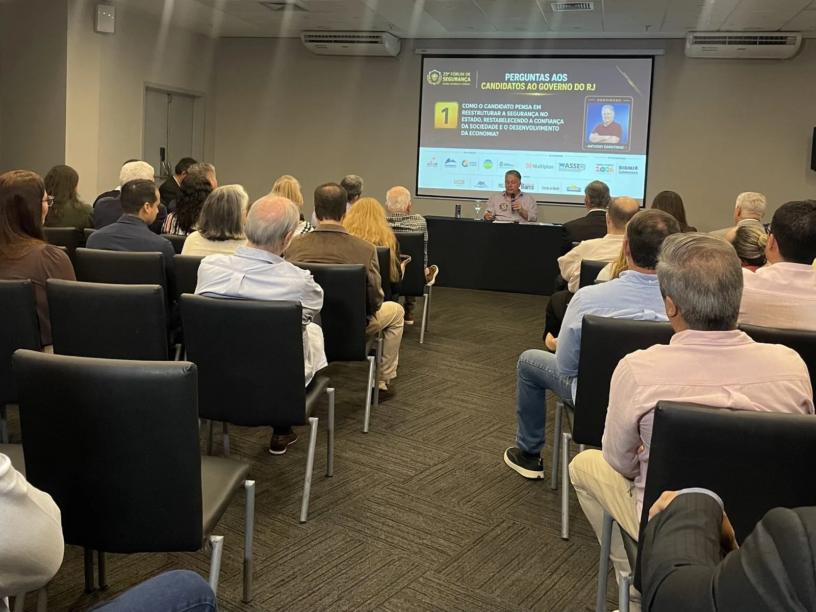 Participantes do Fórum de Segurança do HotéisRIO e da ACIR acompanham o encontro