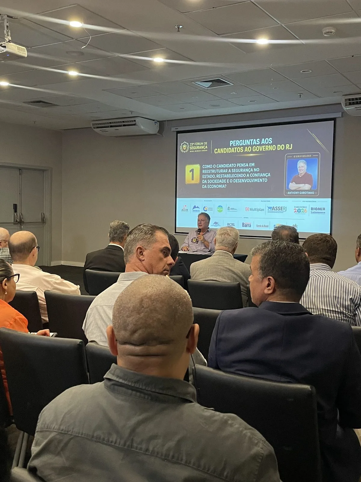 Empresários do setor hoteleiro assistem ao encontro com candidato ao governo do RJ