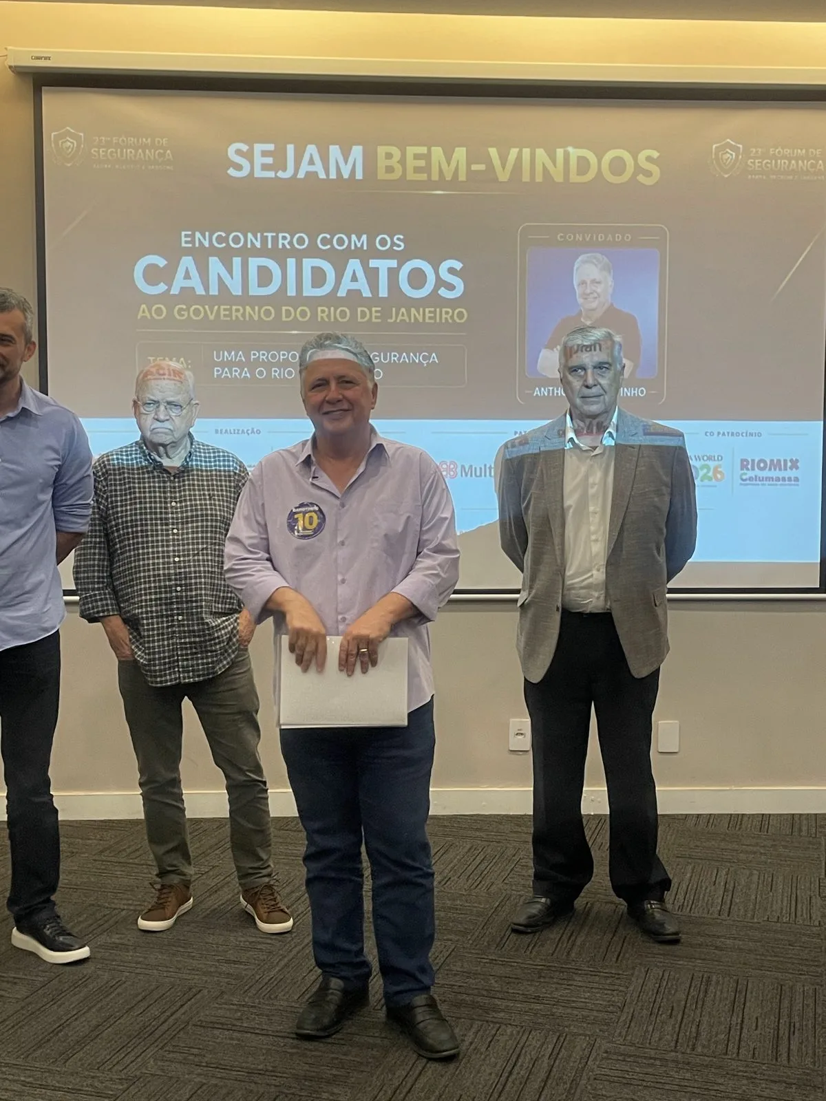 Anthony Garotinho recebe homenagem dos organizadores da 23ª edição do Fórum de Segurança
