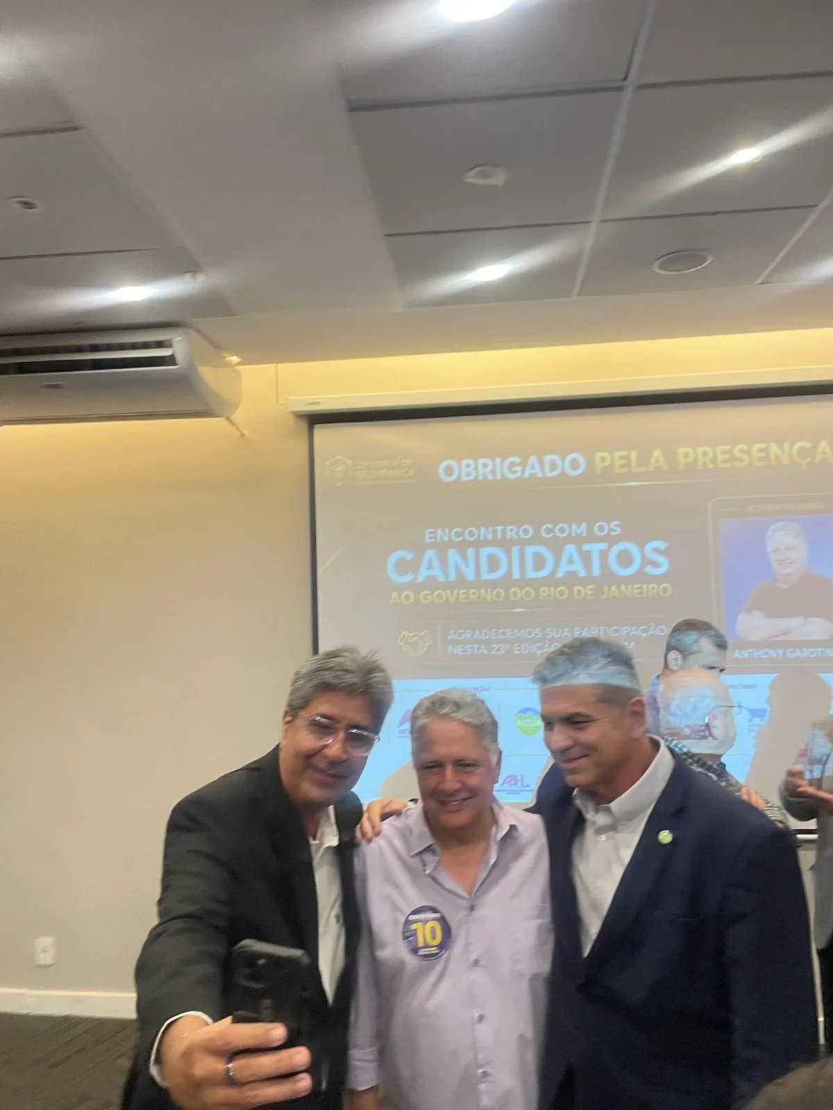 Participantes registram foto com o candidato Anthony Garotinho ao final do Fórum de Segurança