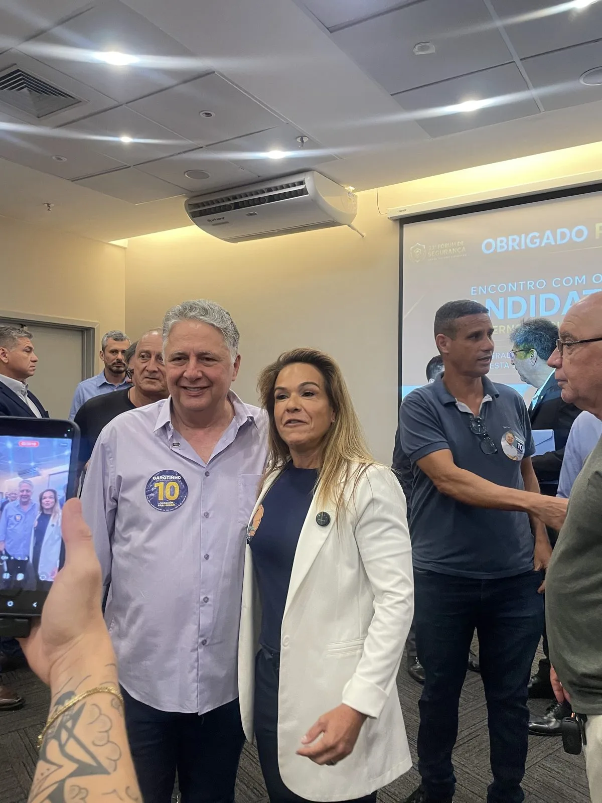 Convidados posam para foto no encerramento do encontro com candidatos ao governo do RJ