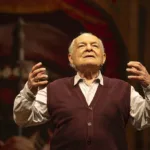 O ator Othon Bastos em cena do espetáculo solo Não me entrego, não!