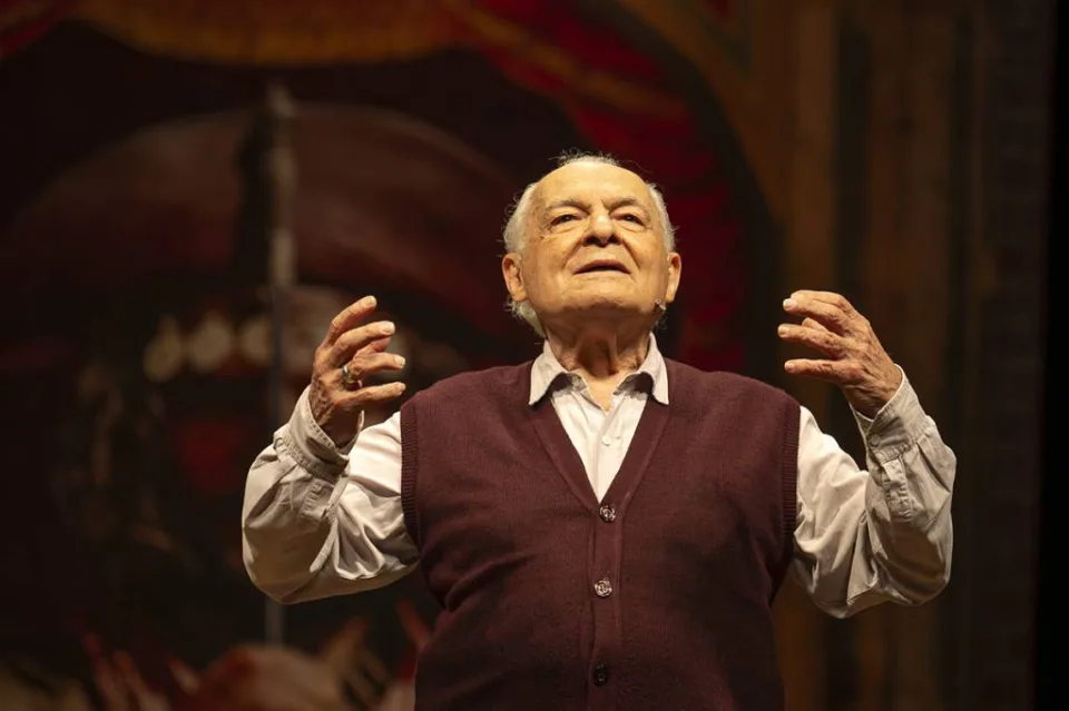 O ator Othon Bastos em cena do espetáculo solo Não me entrego, não!