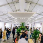 Visitantes circulam entre estandes de galerias na 16ª edição da ArtRio, na Marina da Glória, no Rio de Janeiro, em setembro de 2026