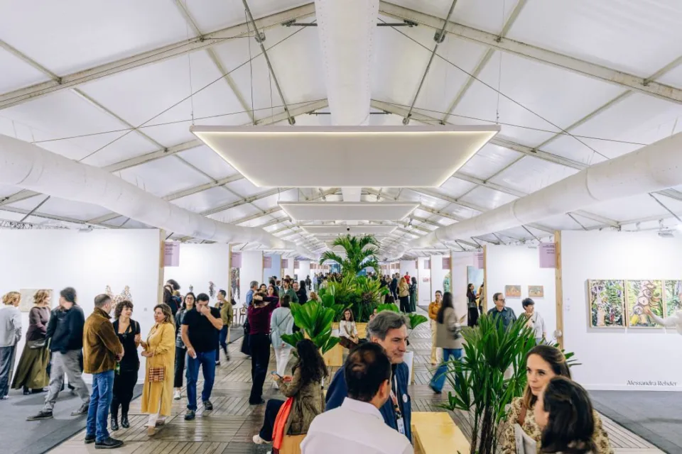 Visitantes circulam entre estandes de galerias na 16ª edição da ArtRio, na Marina da Glória, no Rio de Janeiro, em setembro de 2026
