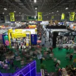 Público em corredor da Bienal do Livro do Rio de Janeiro, que lança o projeto Estação Bienal
