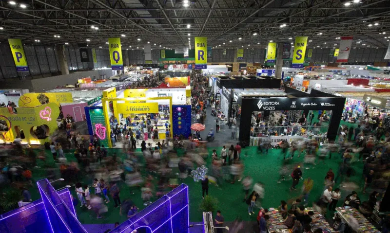 Público em corredor da Bienal do Livro do Rio de Janeiro, que lança o projeto Estação Bienal