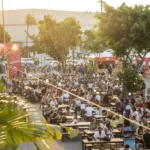 Público em mesas do evento Comida di Buteco no Parque Externo do BarraShopping, no Rio de Janeiro