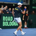 João Fonseca em quadra defendendo o Brasil na Copa Davis, competição que tem confronto contra a Suíça na Farmasi Arena, no Rio de Janeiro