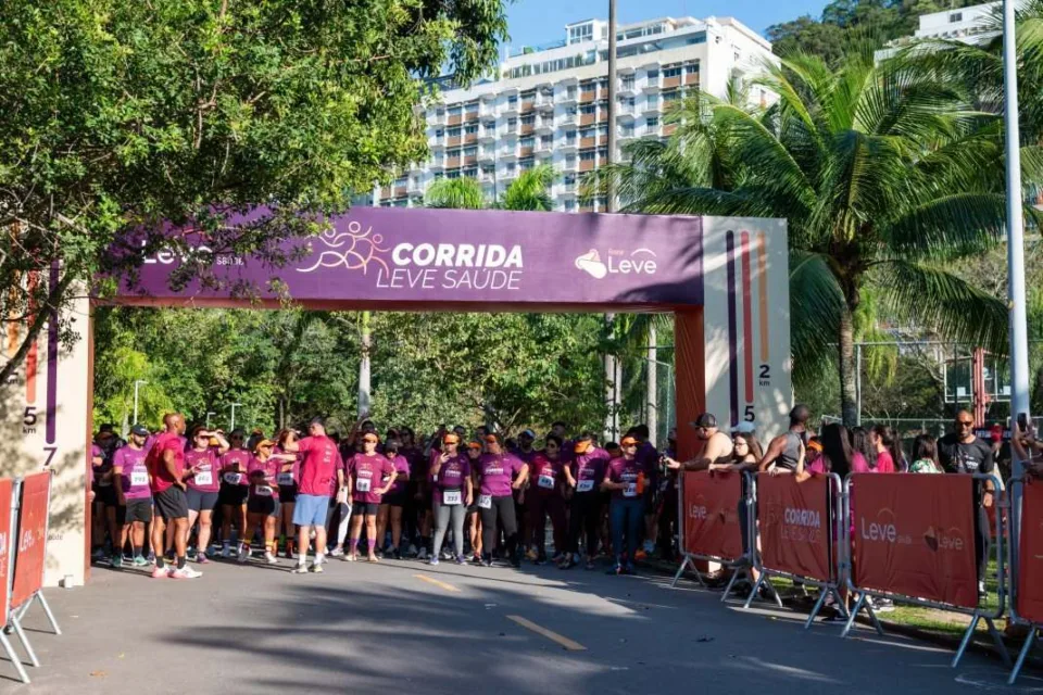 Corredores participam da Corrida Leve na orla da Lagoa Rodrigo de Freitas, no Rio de Janeiro