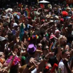 Foliões acompanham o bloco Cordão do Boitatá durante o Carnaval de Rua do Rio de Janeiro