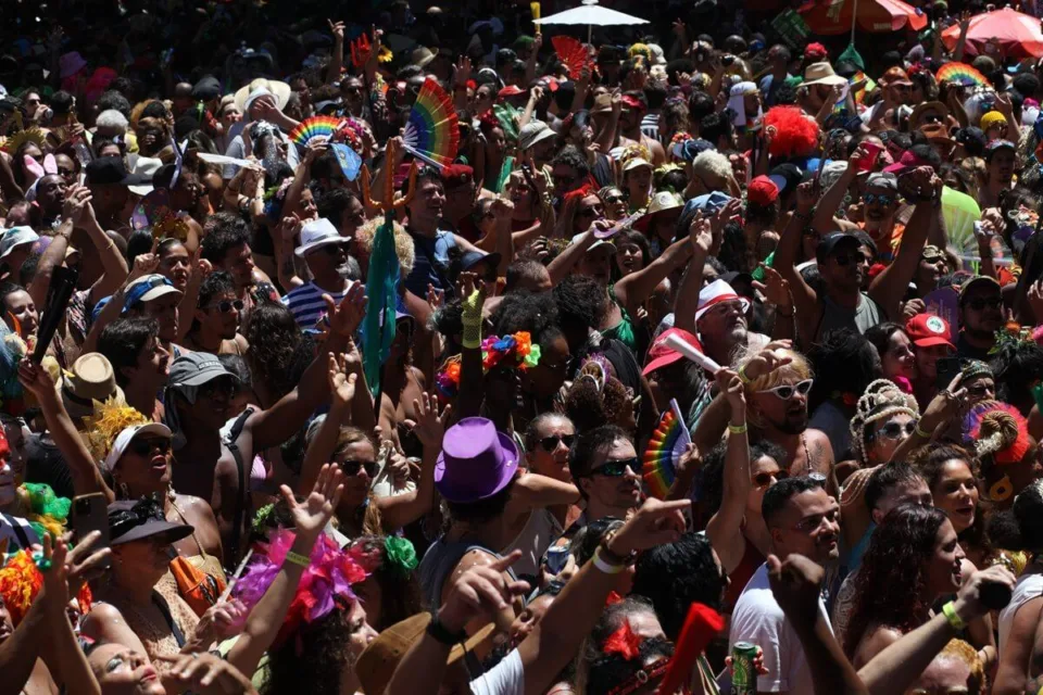 Foliões acompanham o bloco Cordão do Boitatá durante o Carnaval de Rua do Rio de Janeiro